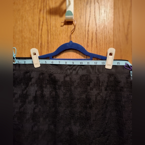 LOFT Black, Embroidered Houndstooth Skirt, Size 10 misses. - Picture 4 of 8